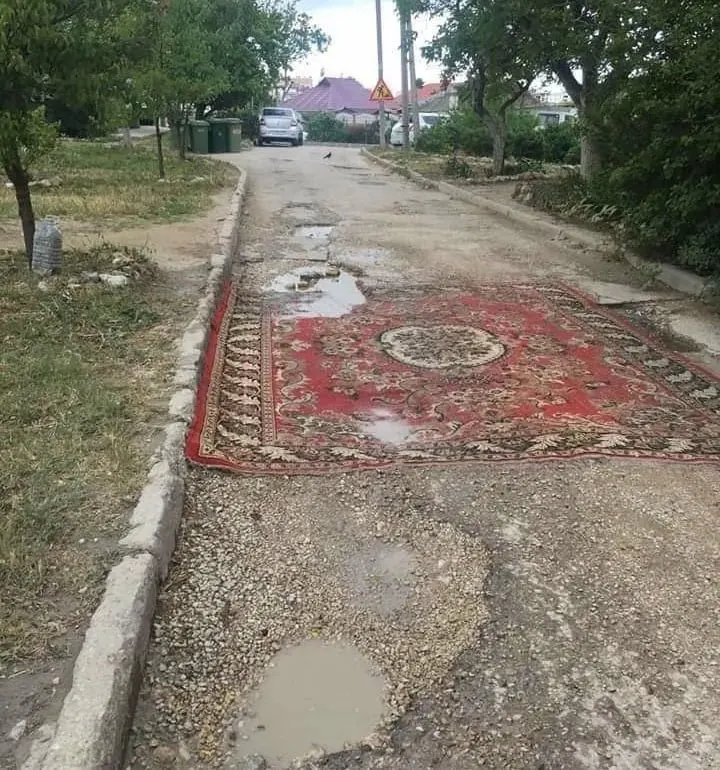 В Госдуму внесён законопроект, который позволяет жильцам ремонтировать дорожное покрытие без согласования. В правительстве инициативу не поддержали, заявив, что ремонтом должны заниматься специалисты.
