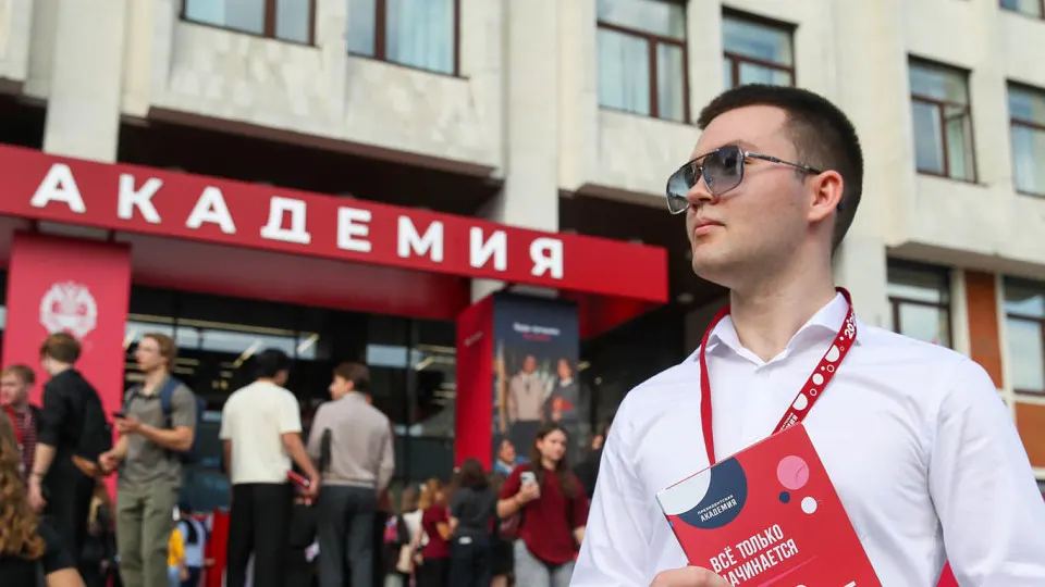 Московский филиал академии разослал предложение студентам и сотрудникам вступить в добровольческий отряд по защите неба от беспилотников: служба годовая, обещают выплаты 200 тыс. руб., премии за сбитые БПЛА и соцгарантии. Похожие объявления появились в других вузах на фоне общенациональной кампании по набору в войска БПЛА.