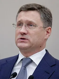 Вице‑премьер Александр Новак заявил, что правительство готовит законодательные изменения для увеличения внутренних поставок топлива, рассматривается запрет экспорта дизельного топлива; НПЗ работают на полную мощность, часть ремонтов отложена.