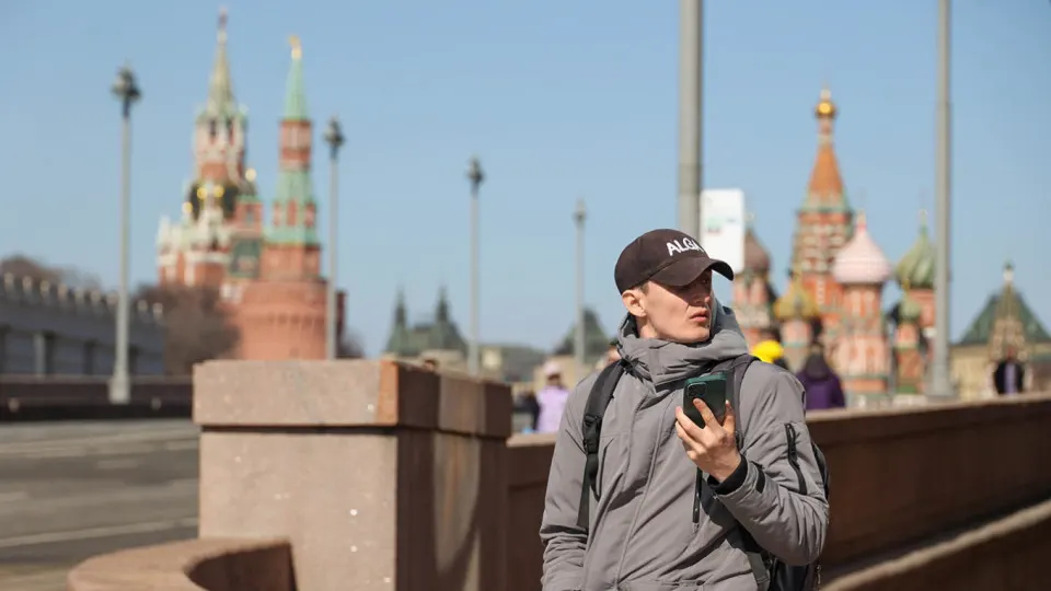 Проект постановления предлагает вести единую систему идентификаторов мобильных устройств: операторы обязуют передавать IMEI и блокировать SIM‑карты у телефонов из базы. Ожидаемая дата вступления — 1 марта 2027 года.