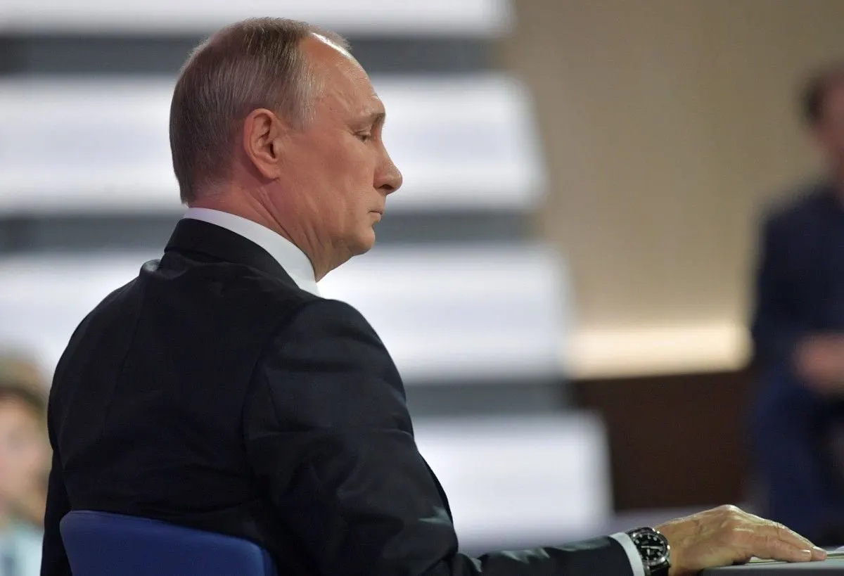 Масштабные атаки беспилотников по объектам в России — от нефтяного терминала в Петербурге до НПЗ под Москвой — усилили сомнения внутри ближайшего окружения Кремля в способности защищать территорию и союзников.