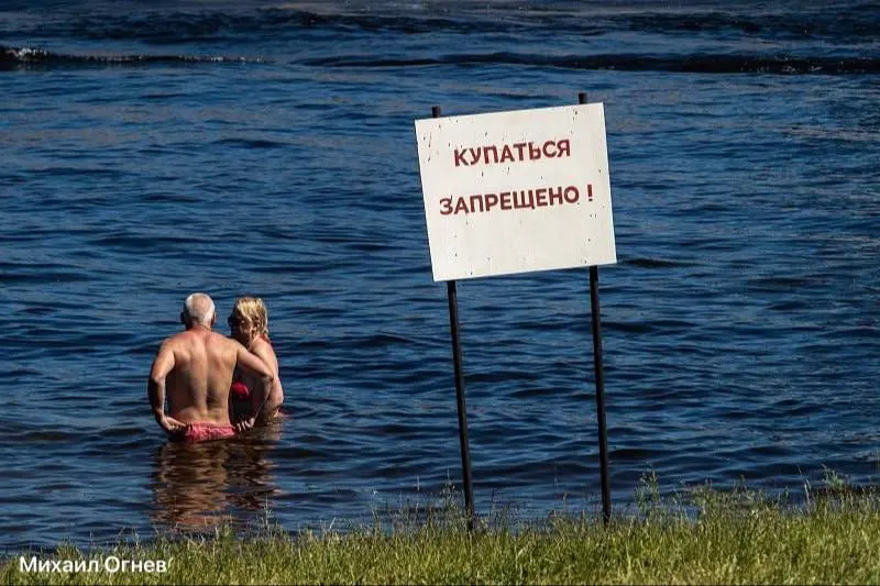 Депутат на комиссии в ЗакСе спросила, почему в городе везде стоят предупреждающие таблички у водоёмов. В комитете ответили, что проблема комплексная и связана с экологией Финского залива и общим уровнем ответственности за спасение людей.