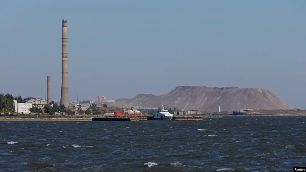 Пять граждан Азербайджана погибли и ещё несколько получили ранения после удара беспилотников по судам в Азовском море; пострадавшие доставлены в больницу Ейска. Командование Сил беспилотных систем заявило об атаке на пять судов.