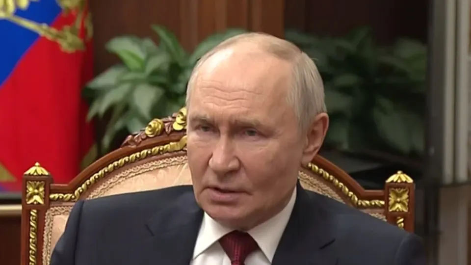 Президент РФ заявил, что Украина предлагала прекратить удары большой дальности и сосредоточить боевые действия в Херсонской и Запорожской областях, а также на территориях «ДНР» и «ЛНР». По словам Путина, это позволило бы ВСУ перебросить подразделения, но Россия не намерена «спасать киевский режим». Он также отметил проблемы из‑за атак на инфраструктуру и пути их решения.