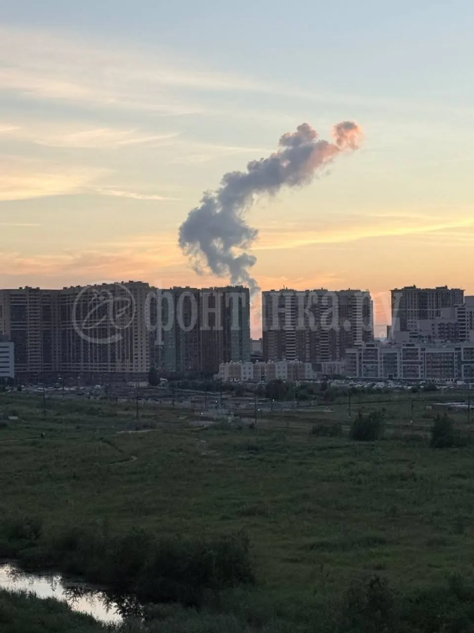 В небе над «Лахта Центром» заметили столб, похожий на дым или пар. Позже источник определили как Северо‑Западная ТЭЦ; официальных комментариев пока нет.