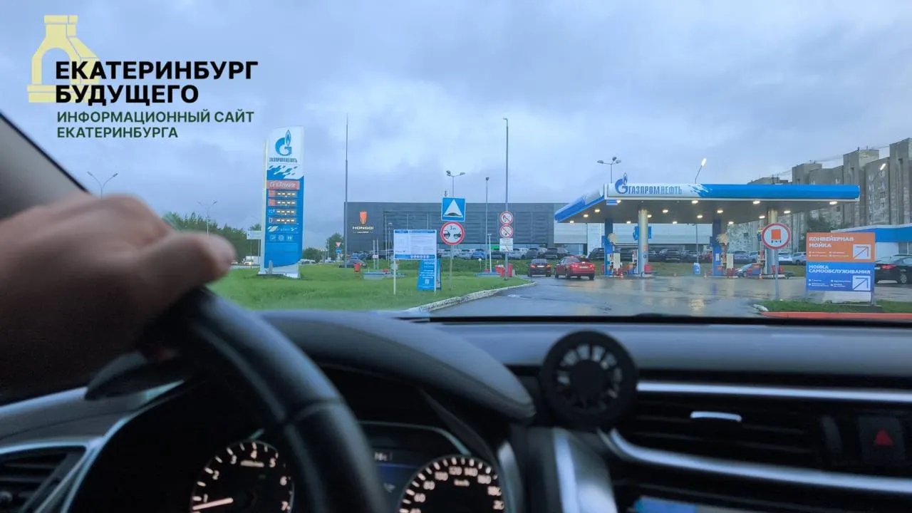 Средние цены с 15 по 22 июня выросли: АИ‑92 до 68,64 ₽/л, АИ‑95 до 72,51 ₽/л, дизель до 84,94 ₽/л. На АЗС фиксируют дефицит отдельных марок и очереди; власти обещают меры, экономисты предупреждают о рисках ручного регулирования.