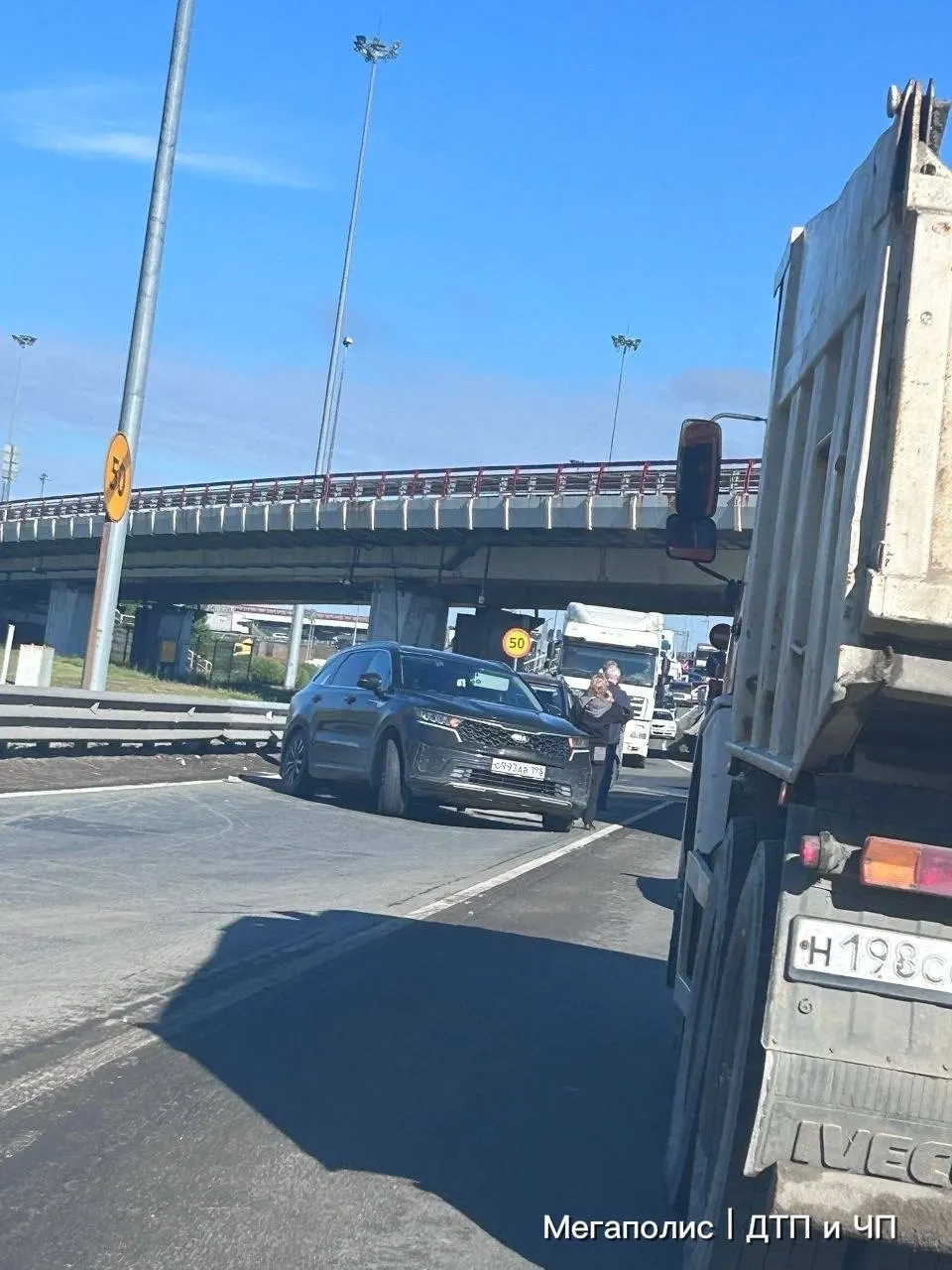 На развязке с КАД под виадуком произошла авария — движение серьёзно затруднено, пробка растянулась примерно на 10 км; очевидцы сообщают о заторе около 40 минут.