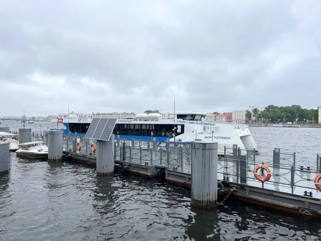 Скоростные катамараны до Петергофа теперь отправляются также с причала на Адмиралтейской набережной, 10; остаются другие отправные точки и «Метеоры».