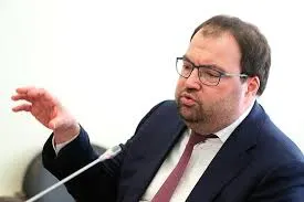 Глава Минцифры Максут Шадаев на IT‑завтраке в рамках ПМЭФ‑2026 заявил, что внедрение механизмов возрастной идентификации на платформах — вопрос ближайшей повестки; ведомство изучает опыт зарубежных сервисов.