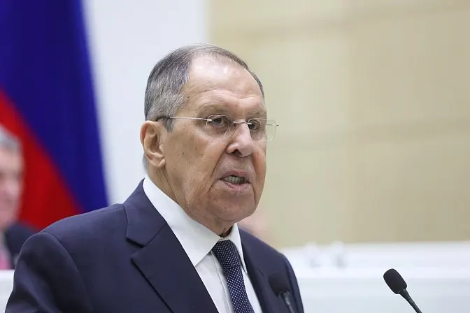 Глава МИД РФ заявил, что нормы ЕАЭС и ЕС взаимоисключающие, поэтому вопрос членства Армении нужно решать быстро — от выбора зависят тарифы и фитосанитарные правила. Ранее в ответ на смену внешнего курса были предприняты меры в отношении части армянского экспорта.