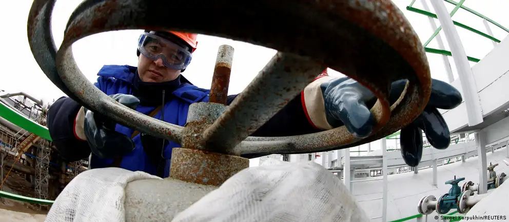 Ранним утром беспилотники нанесли удары по нефтеперерабатывающим мощностям в Уфе: пострадали как минимум два завода большого нефтехимического кластера, над объектами поднимались столбы чёрного дыма. Оперативные ведомства заявляют о проведённых «точных ударах», власти региона подтверждают факт налёта и локализацию возгораний.