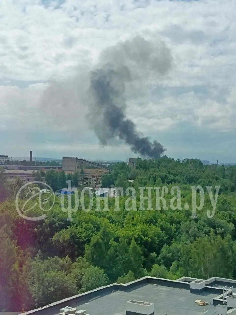 В Невском районе Санкт‑Петербурга загорелось производственное здание размером примерно 20×25 м. К тушению привлечены 5 единиц техники и 25 человек личного состава МЧС; данные о пострадавших уточняются.