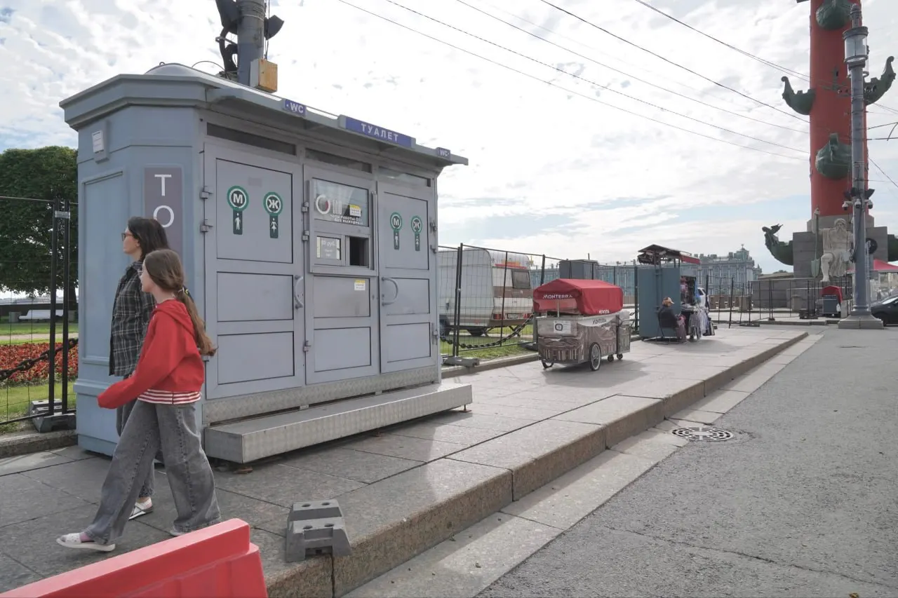 Власти Петербурга заранее вводят ограничения движения в центре города для подготовки праздника «Алые паруса». Полное расписание ограничений опубликовано на сайте Смольного; часть улиц и мостов будут перекрыты в разные даты июня.