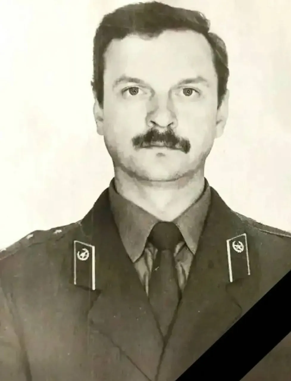 Водитель пожарной части №47, ветеран пожарной охраны Вячеслав Чупахин скончался 6 июня на территории предприятия в Большой Ижоре. Причины смерти не раскрываются, прощание назначено на 10 июня.