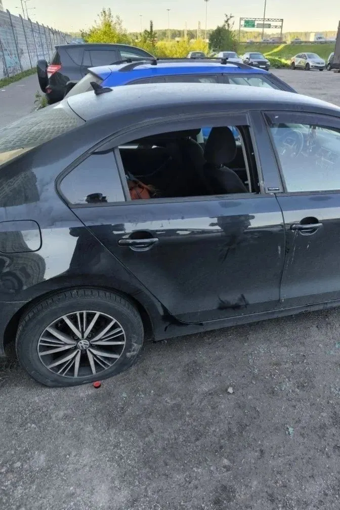 В Петербурге мужчина повредил Volkswagen бывшей девушки во дворе: четыре проколотых колеса, разбитое стекло и признание на лобовом. Злоумышленника задержали правоохранители.
