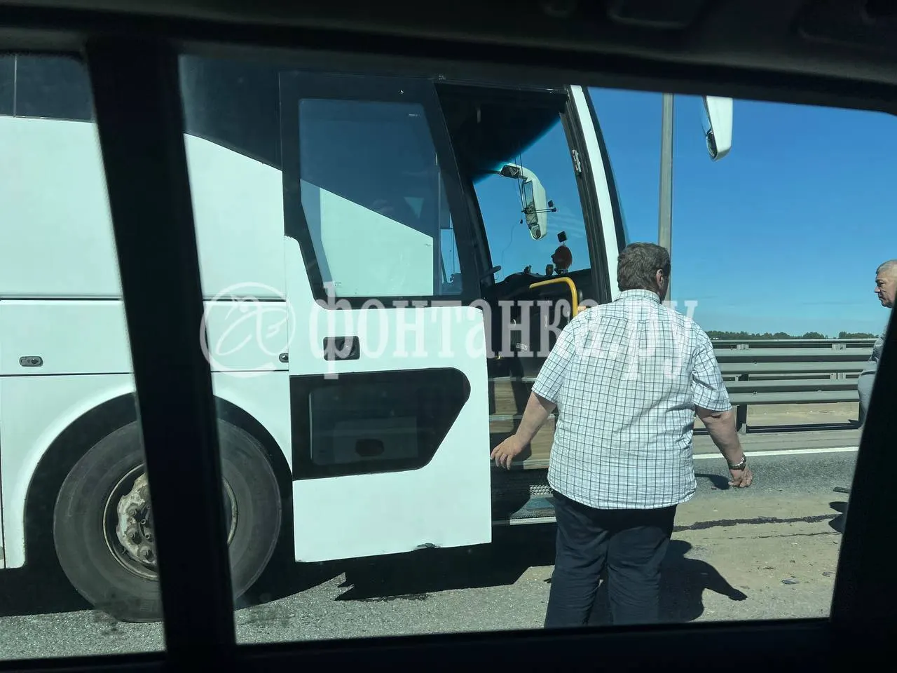 Автобус с детьми попал в ДТП: одна легковушка получила серьёзные повреждения. Детей пересаживают в другой автобус, на Новоприозерском шоссе и внешнем кольце КАД образовались пробки.