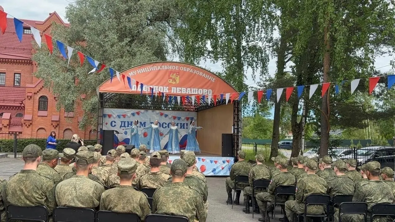 Ученицы школы №346 из Невского района выступили перед личным составом трёх войсковых частей в поселке Левашово: в программе были народные и бальные номера, а коллектив получил благодарность от командования.