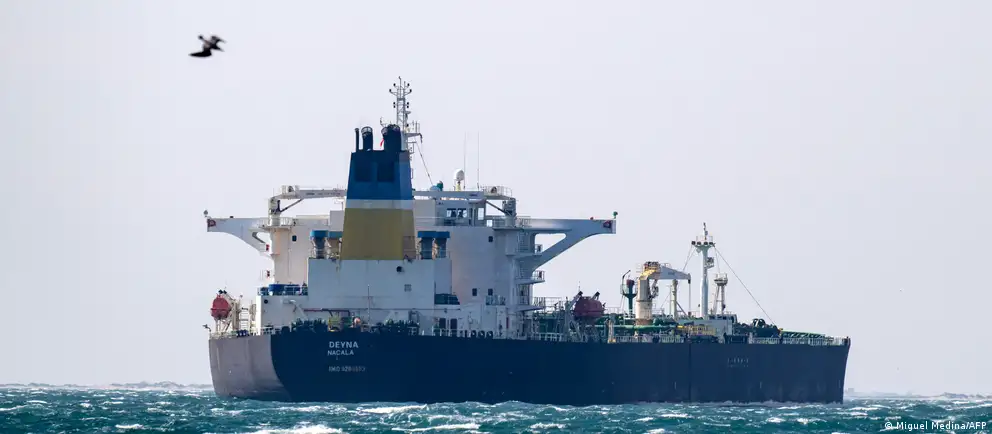 Эстонская погранслужба зафиксировала два крупнокалиберных пулемёта на газовозе «Маршал Василевский». Эксперты связывают установку вооружения с угрозой атак беспилотников и общей милитаризацией судоходства в регионе.
