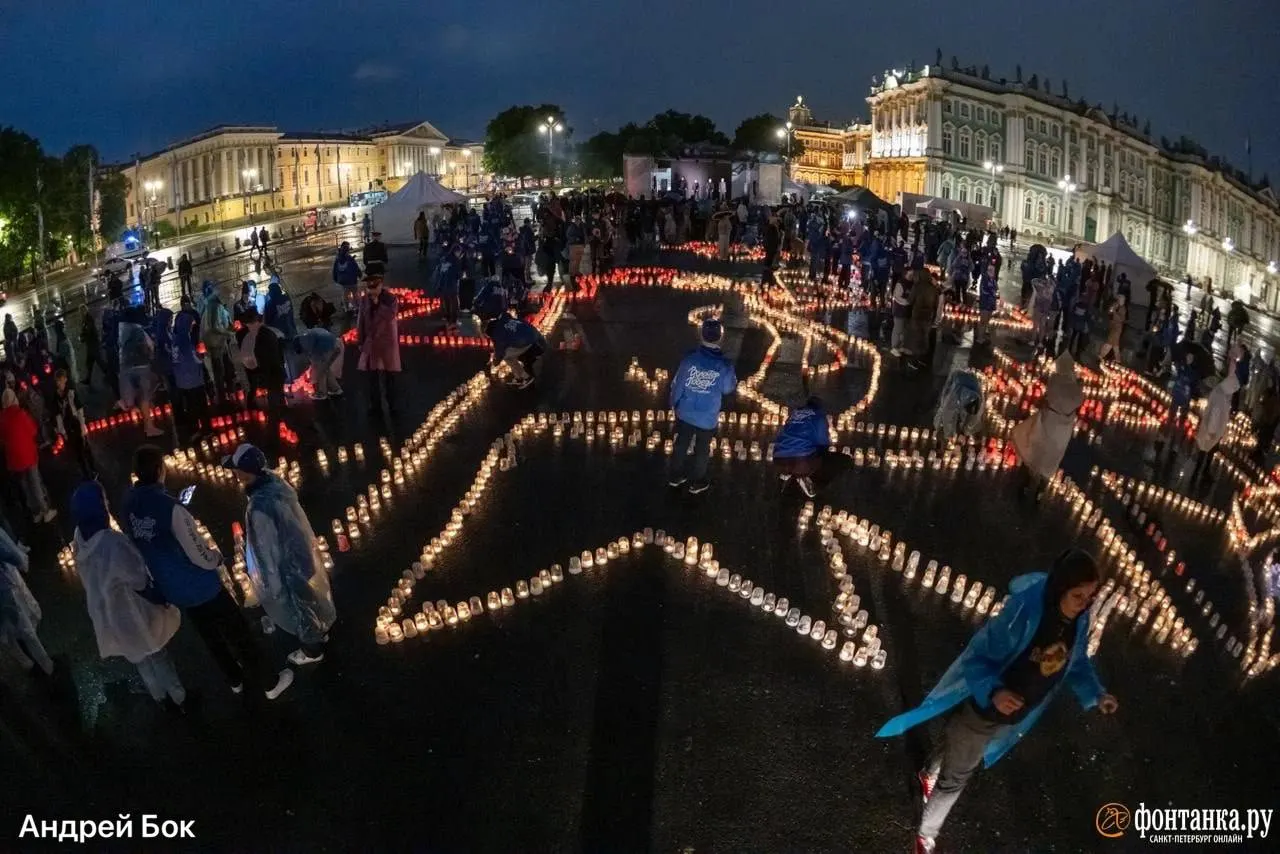 Добровольцы выложат 120 тысяч свечей живыми картинами в память о жертвах Великой Отечественной войны; возложения венков пройдут на нескольких мемориальных кладбищах, а в 12:15 состоится Всероссийская минута молчания.