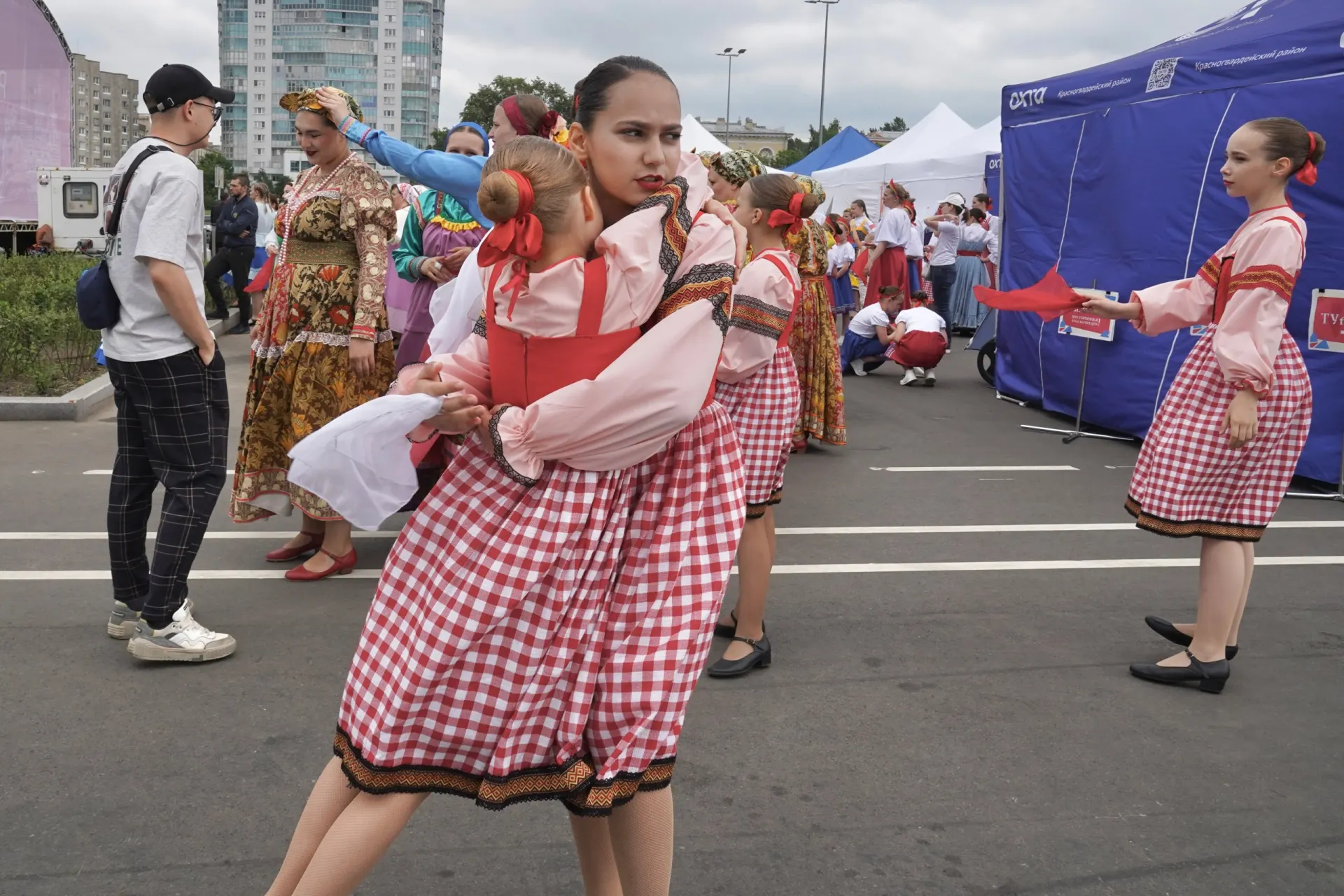 Ежегодный танцевальный фестиваль в честь Дня России прошёл на Свердловской набережной в Петербурге. В этом году тема мероприятия — реки России; акции прошли более чем в 30 городах.