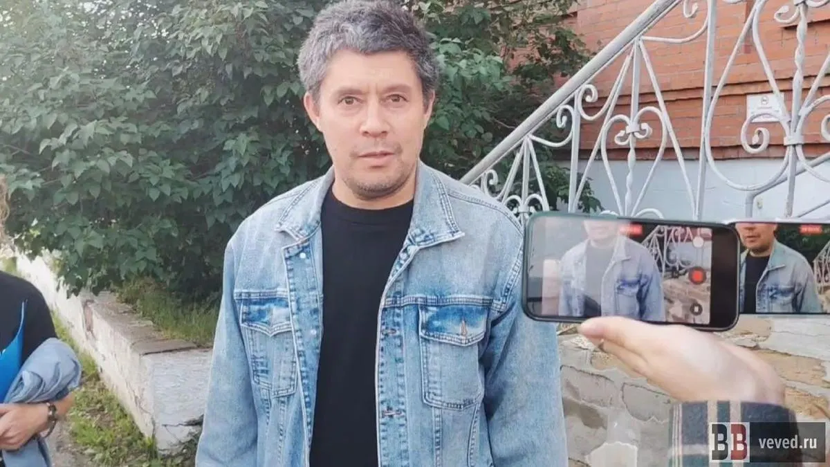 Болтачева задержали 3 июня на работе в Институте электрофизики УрО РАН, арестовали по статье о «мелком хулиганстве». Сам он связывает задержание с намерением выдвигаться в заксобрание Свердловской области.