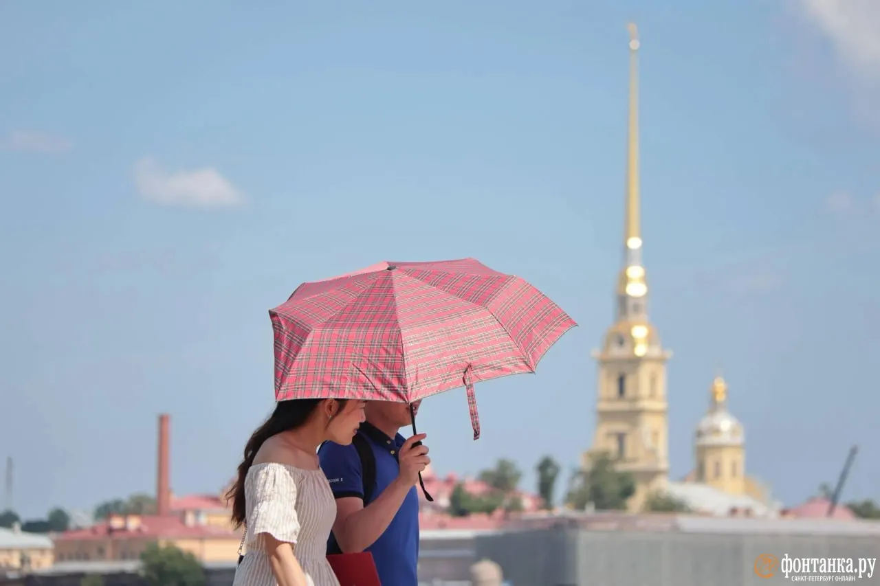 Переменная облачность, без существенных осадков. Днём 25–27°, завтра потеплеет до 28°.