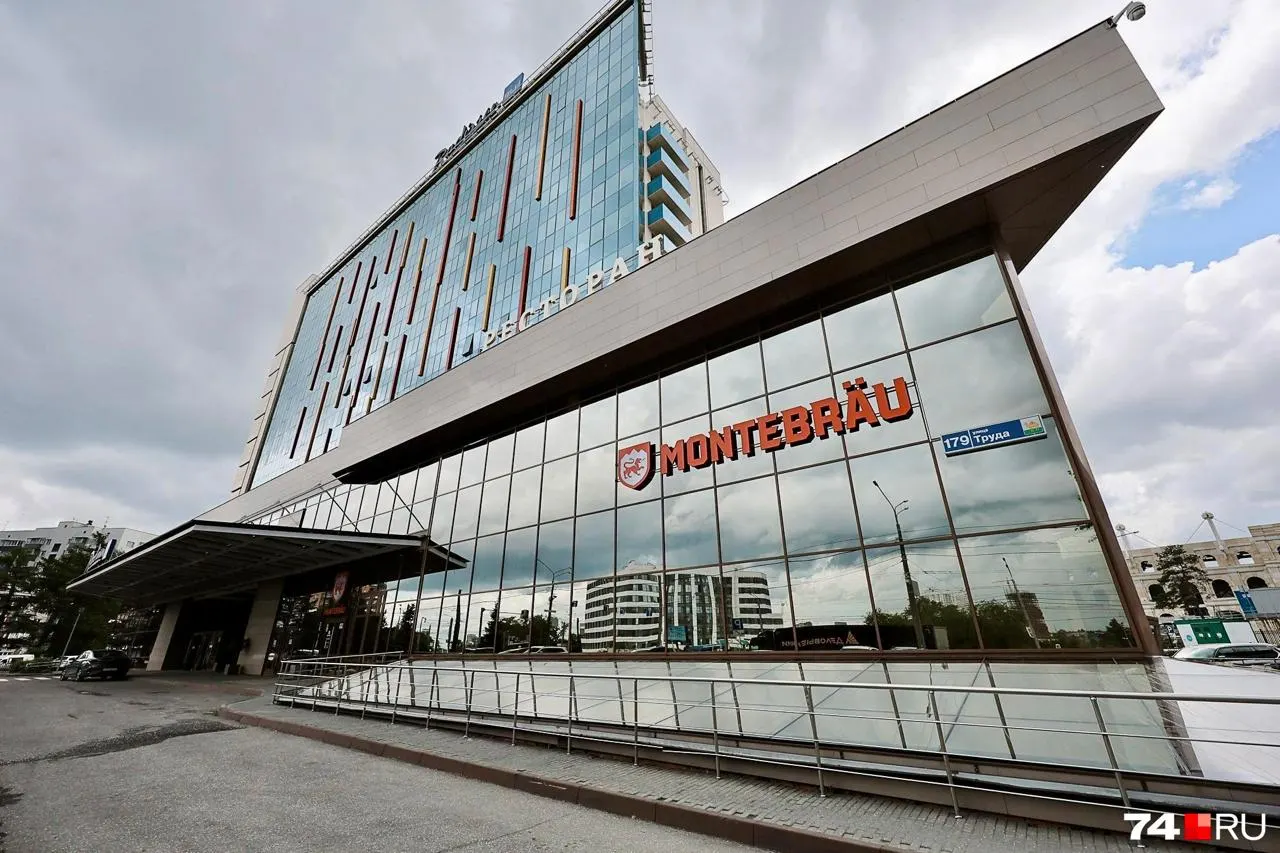 Санкт‑петербургская компания может приобрести «Отельстрой», владеющую Radisson Blu. На аукционе цена поднялась со стартовых 994,2 млн до 1,34 млрд рублей после 36 повышений — последнее предложение сделала компания «ЦИУПС».