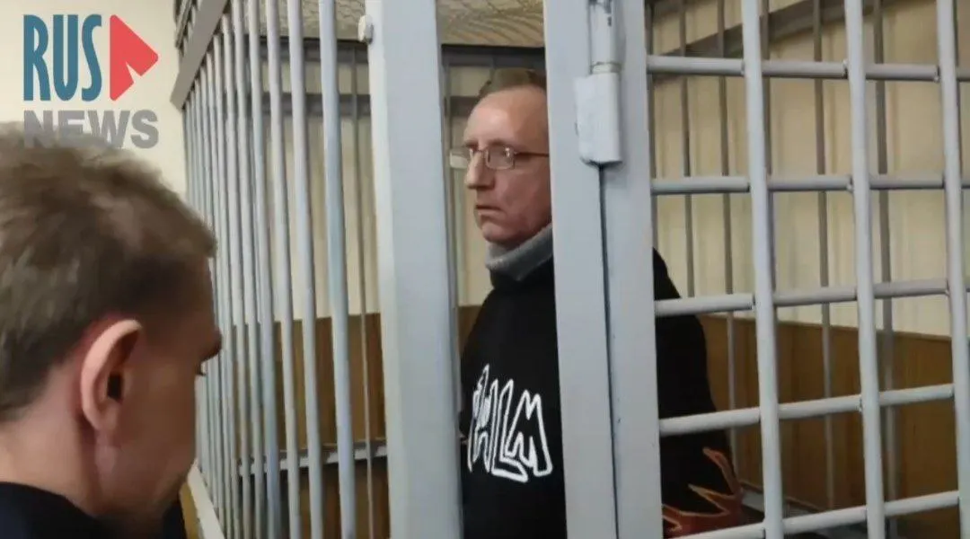 Группа поддержки сообщает о повторных обмороках: при экспресс-замере у Богмута выявили ещё более высокий уровень сахара. Эндокринолог пока не осматривал его; ранее учёного арестовали по делу о распространении материалов об армии.