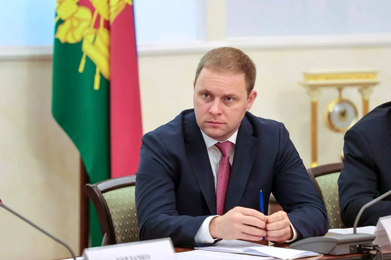 Швец более 10 лет работал в органах власти, курировал инвестиции, поддержку малого и среднего бизнеса, цифровизацию и туризм; в течение пяти лет возглавлял Анапу.