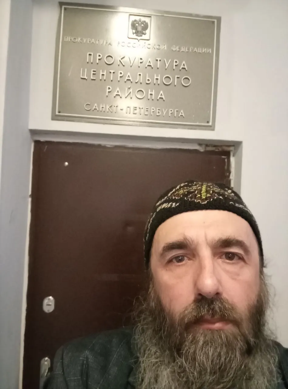 Прокуратура Центрального района Петербурга составила протокол о якобы участии Григория Михнова-Вайтенко в деятельности признанной «нежелательной» организации. Дело передано в Смольнинский районный суд. Максимальное наказание по статье — штраф до 15 тыс. рублей. Ранее священника уже привлекали по другим административным делам и внесли в реестр «иностранных агентов».