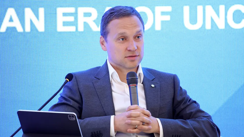 Зампред правления банка отметил, что клиенты переводят средства в кэш — наличность не возвращается в банковскую систему, а отток средств уже измеряется триллионами рублей.