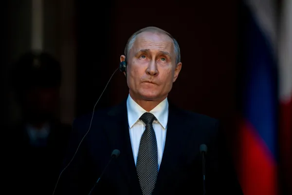 17 июня президент приехал в Казань на саммит «Россия — АСЕАН». За последние месяцы число его региональных выездов существенно сократилось — это обычно связывают с усилением мер безопасности.