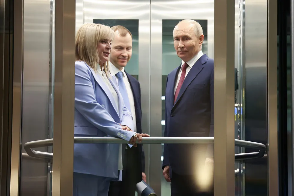 Руководители силовых структур лоббируют перенос или отмену думских выборов на фоне ухудшения экономической ситуации и снижения рейтингов. В администрации президента и в политблоке идут оживлённые дискуссии о целесообразности и возможных правовых механизмах отсрочки.