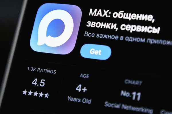 На Петербургском экономическом форуме устроили закрытое мероприятие VK Night, посвящённое запуску мессенджера «Макс». Ведущая — Ксения Собчак; среди гостей — министр цифрового развития и гендиректор VK. 3 июня приложение было удалено из App Store.