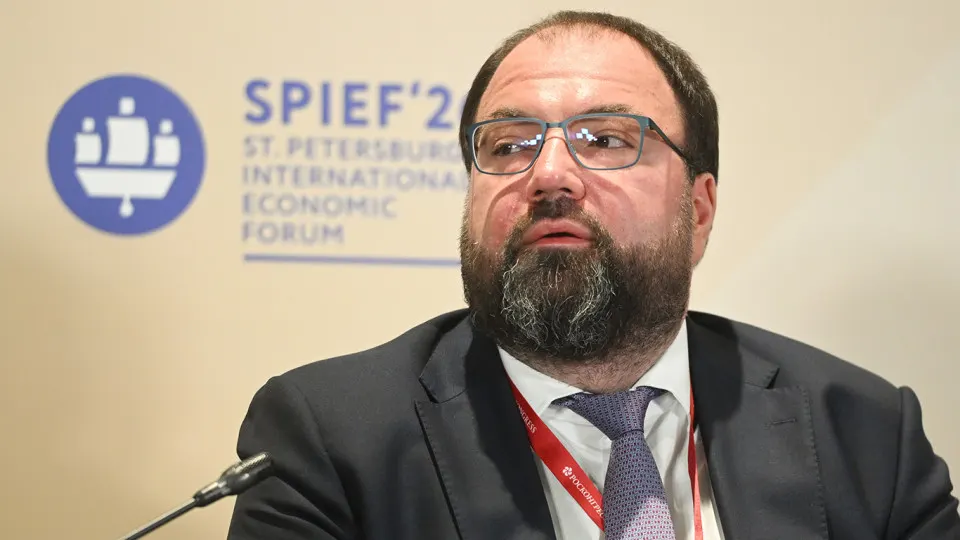 Минцифры объявило о намерении внедрить механизмы возрастной верификации на онлайн‑платформах. Рассматриваются модели с применением ИИ и подтверждением через «Госуслуги». Эксперты предупреждают о риске утечек персональных данных и дополнительных расходах для сервисов.