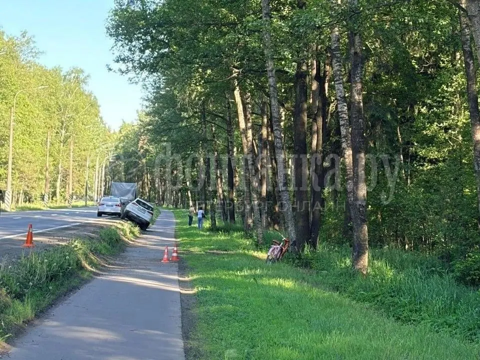 ДТП на 4-м километре велодорожки в Курортном районе Петербурга: после столкновения машина съехала в кювет, на месте работают ДПС и проверяющие.