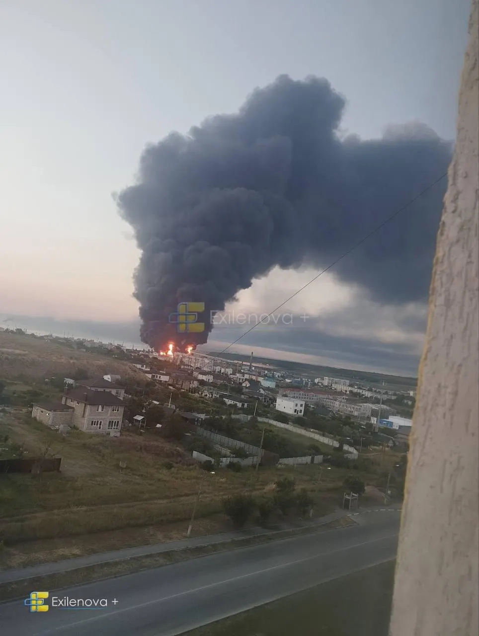 В результате удара беспилотников в районе Керченского пролива погибли как минимум пять человек, ещё десятки получили ранения; горел нефтетерминал и повреждены жилые дома.