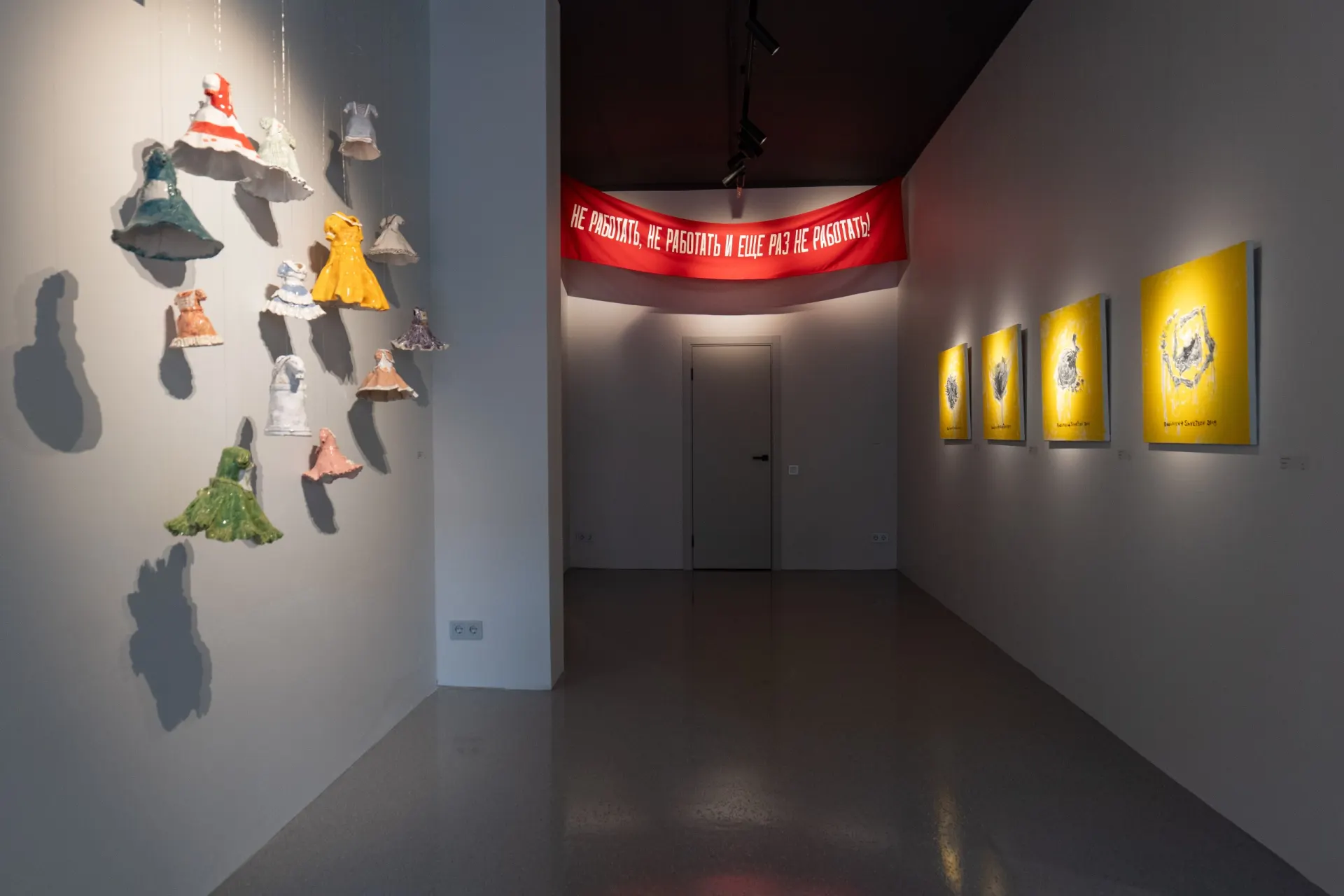Parazit Gallery начала работу на набережной Карповки в Петербурге. Первая выставка «Фа. Соль. Мажор!» действует до 18 июля; вход бесплатный по записи.