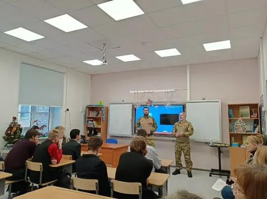 Фонд президентских грантов профинансировал проект, в рамках которого не менее 30 петербуржцев — участников СВО — обучат методикам работы со школьной аудиторией и просветительской деятельности.