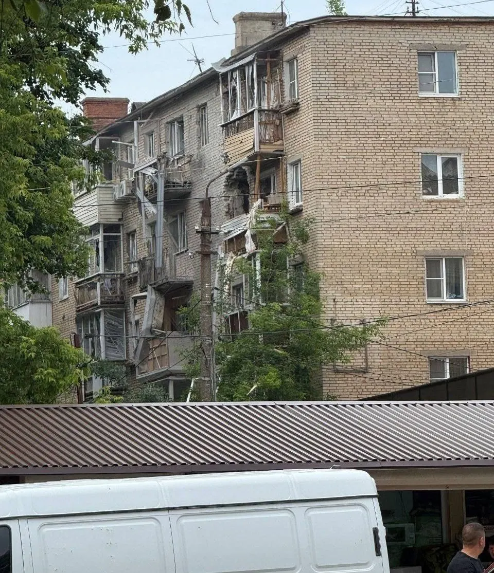 В Щекино (Тульская область) беспилотник попал в многоквартирный дом — жильцы эвакуированы, пострадавших предварительно нет. Минобороны сообщает о перехвате свыше 300 дронов за ночь; в ряде аэропортов введены ограничения на полёты.