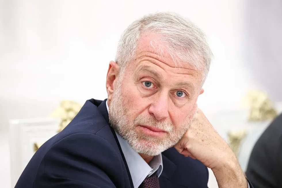 По данным нескольких собеседников, российский бизнесмен посетил Киев в мае, встретился с Владимиром Зеленским и был уполномочен передать президенту России инициативу о личной встрече; официальных комментариев пока нет.
