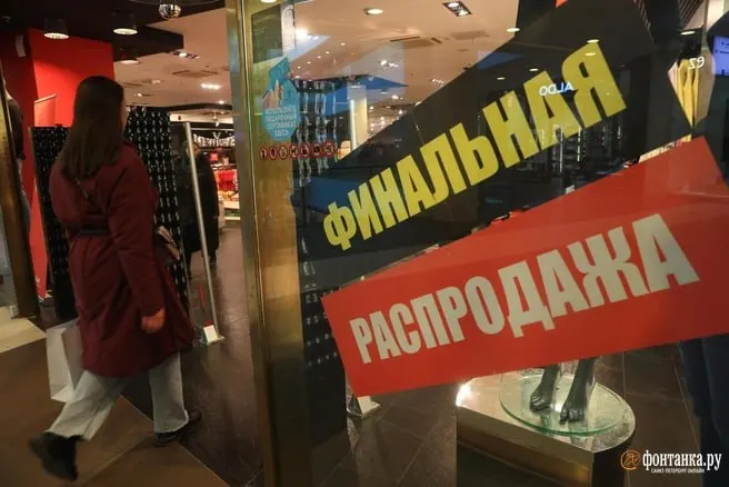 Аналитики считают, что до конца года позитивных сдвигов ждать не стоит: российские сети занимают почти половину торговых площадей Петербурга, а среди иностранных — преимущественно марки из ОАЭ, Турции, Италии и Китая.