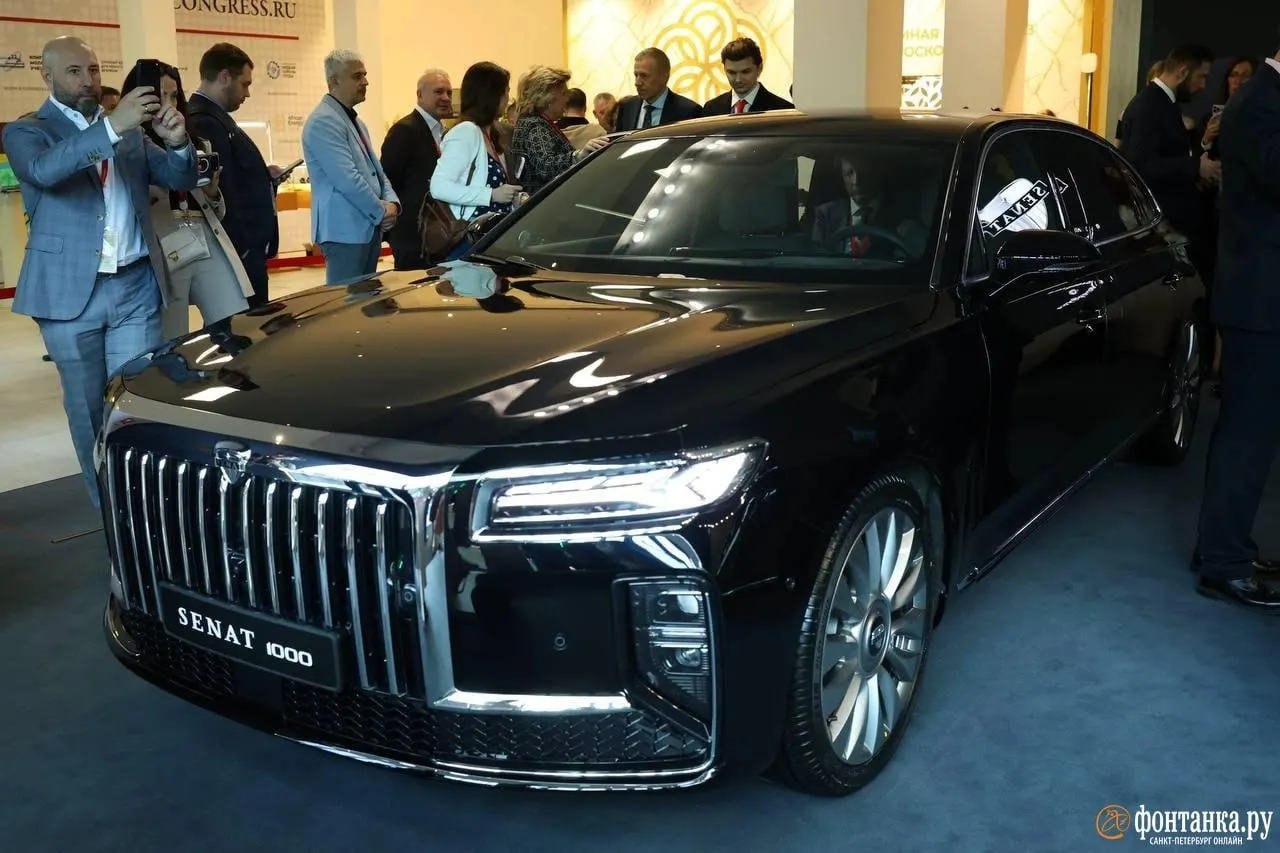 На заводе в Шушарах представили модели Senat 900 и Senat 1000 на базе Hongqi H9; цены — от 12 и 14 млн рублей. В 2026 году планируют выпустить несколько тысяч машин, позже в линейку добавят кроссовер.
