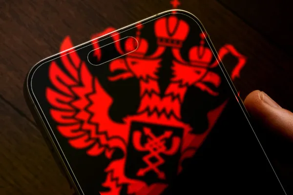 Во втором и третьем чтениях депутаты приняли комплекс ограничений и технических мер — от лимита на количество карт до базы IMEI, маркировки международных звонков и детских SIM‑карт; часть инициатив из первого чтения в финальную версию не попала.