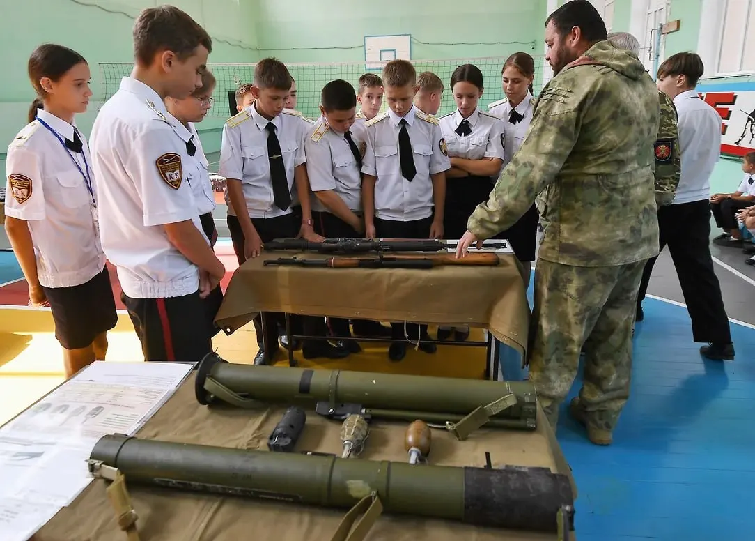 Военно-историческое общество инициировало привлечение учащихся к интервью с ветеранами и волонтёрами, отмечая, что проект получил поддержку Минобрнауки. Собранные материалы планируют использовать в патриотическом воспитании и для создания архива.