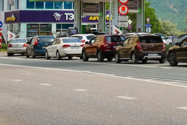Крупные сети автозаправок ограничили продажу топлива из‑за проблем с поставками: введены лимиты по маркам и объёмам, дефицит фиксируется в нескольких регионах, особенно тяжёлая ситуация в Крыму.