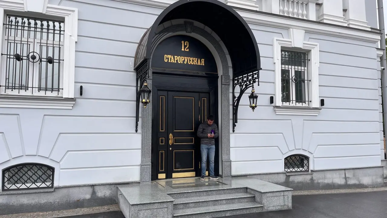 Офис предпринимателя на Старорусской улице закрыт: правоохранители проверяют его возможную причастность к организации убийства 2020 года.