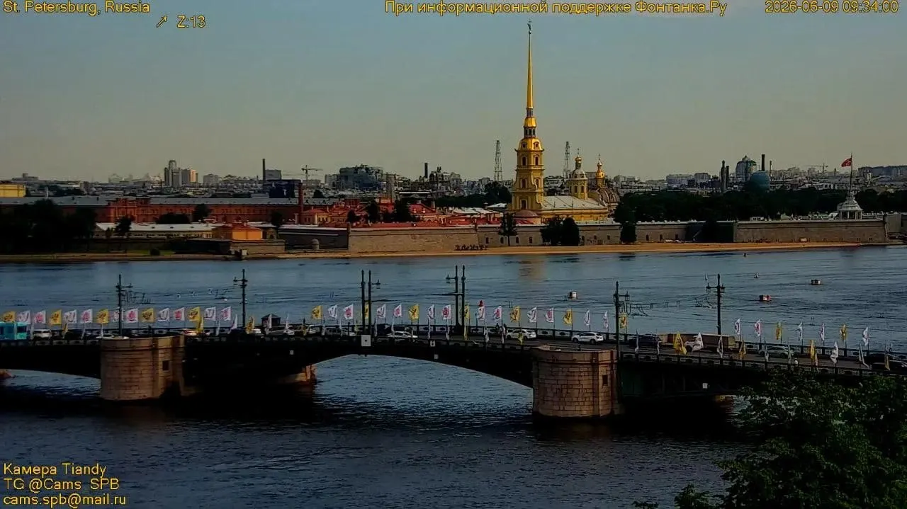 В центре Санкт-Петербурга началась подготовка к празднику «Алые паруса»: в акватории Невы устанавливают буи, в городе вводят временные ограничения движения.