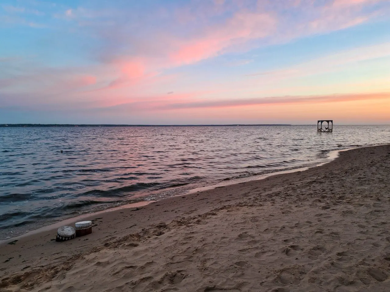 Роспотребнадзор признал безопасным для купания лишь Ольгинский водоём в Выборгском районе Петербурга; в большинстве городских мест вода не отвечает санитарным требованиям. В Ленинградской области одобрены три пляжа в Приозерском районе.