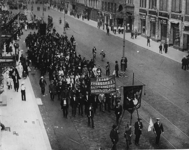 В июне 1917 года вышел первый номер большевистского бюллетеня с результатами выборов в районные думы Петрограда — голосование прошло при высокой явке, но сопровождалось столкновениями и взаимными обвинениями.